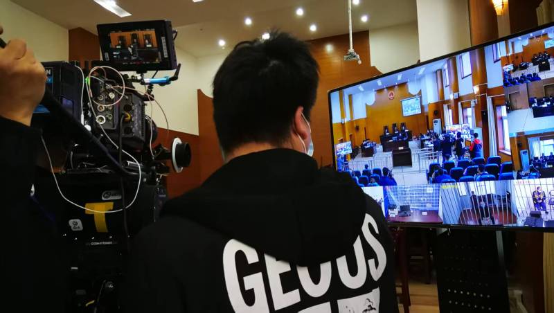 AI生成VS人工创意——麦盖提县广告片拍摄公司的技术浪漫主义实践